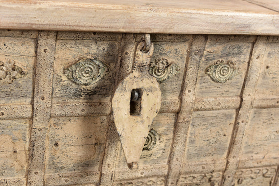 [[Pastel beige old Indian teak wood chest///Coffre indien en ancien bois de teck]]