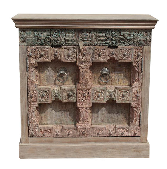 [[Pastel beige cabinet with old decorative doors///Cabinet beige pastel avec vieilles portes décoratives]]