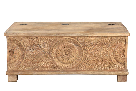 [[Pastel beige hand carved chest///Coffre beige pastel sculpté à la main]]