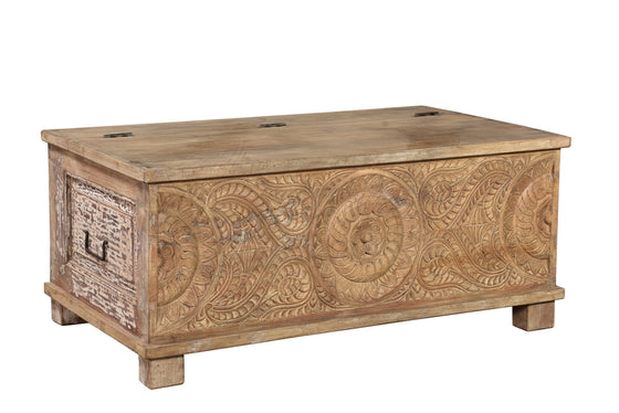[[Pastel beige hand carved chest///Coffre beige pastel sculpté à la main]]