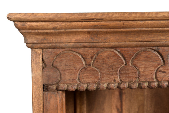 [[Small bookshelf with a hand carved vintage panel///Petite bibliothèque avec un panneau vintage sculpté à la main]]