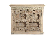  [[Hand carved cabinet with old Indian teak wood doors///Cabinet sculpté à la main avec anciennes portes en bois de teck indien]]