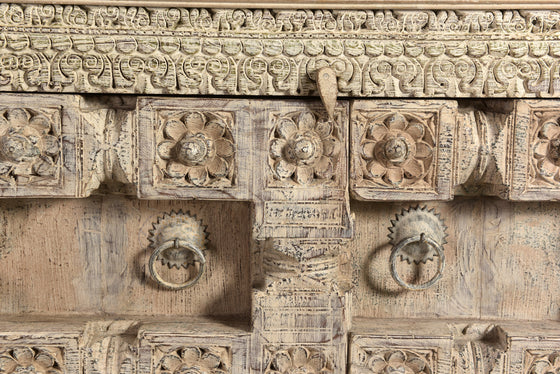 [[Hand carved cabinet with old Indian teak wood doors///Cabinet sculpté à la main avec anciennes portes en bois de teck indien]]