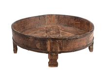  [[Old teak wood chakki grinder table///Ancienne table à broyer chakki en teck]]