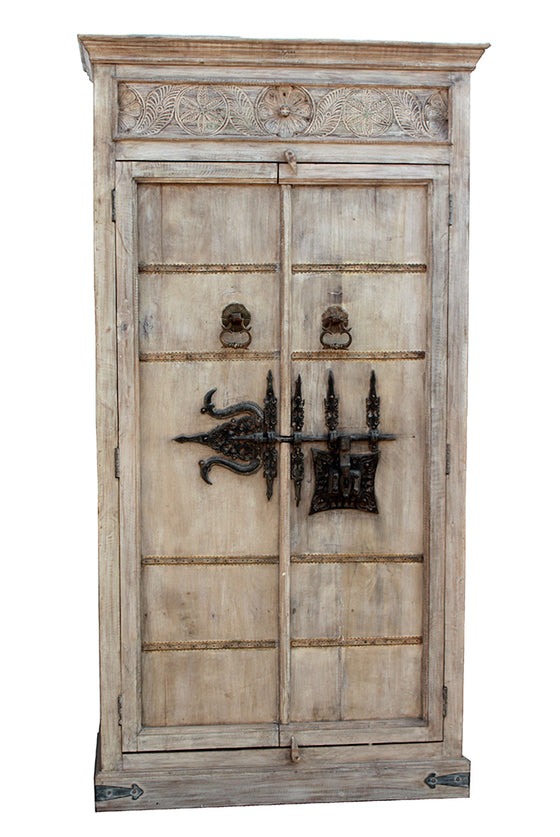 [[Pastel beige wardrobe with old doors and a vintage lock///Armoire beige pastel avec portes anciennes et serrure d'époque]]