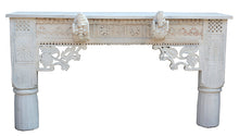 [[Whitewashed side table with old hand carved horse sculpture panels///Table d'appoint blanchie à la chaux avec des panneaux de sculpture de chevaux sculptés à la main]]