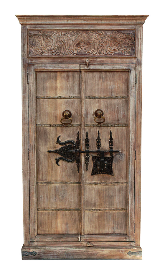 [[Pastel beige wardrobe with old doors and a vintage lock///Armoire beige pastel avec des portes anciennes et une serrure d'époque]]
