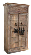 [[Pastel beige wardrobe with old doors and a vintage lock///Armoire beige pastel avec des portes anciennes et une serrure d'époque]]