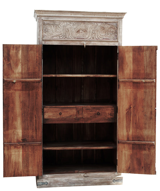 [[Pastel beige wardrobe with old doors and a vintage lock///Armoire beige pastel avec des portes anciennes et une serrure d'époque]]