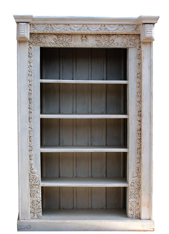 [[Whitewashed bookshelf with an old Indian door frame///Bibliothèque blanchie à la chaux avec un vieux cadre de porte indien]]