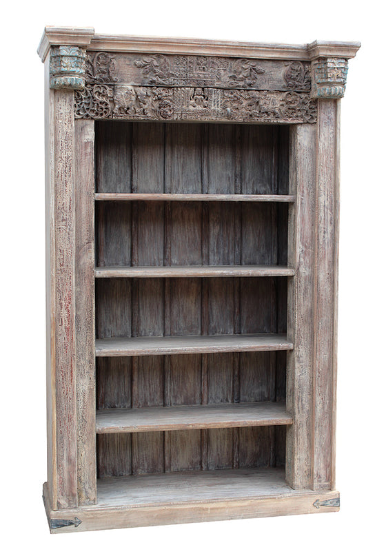 [[Pastel beige bookshelf with an old Indian door frame///Bibliothèque beige pastel avec un vieux cadre de porte indien]]