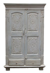 [[Whitewashed old teak wood cabinet with detailed carving///Armoire en vieux bois de teck blanchi à la chaux avec des sculptures détaillées]]