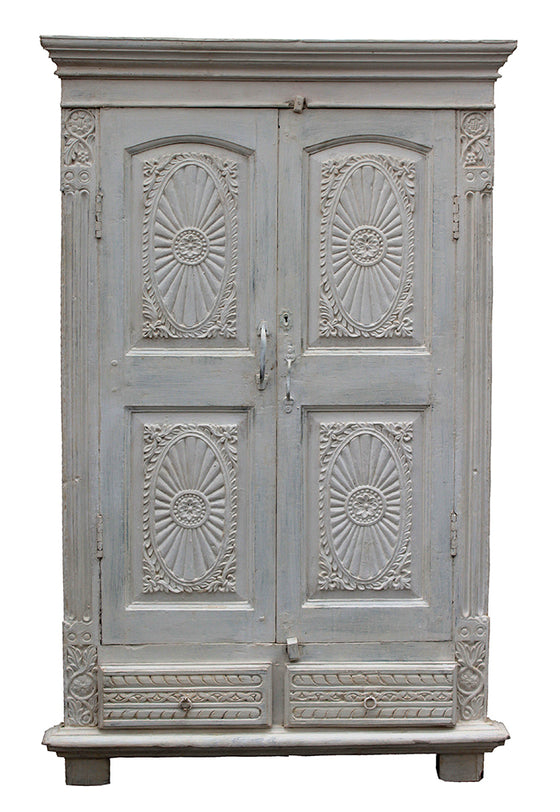 [[Whitewashed old teak wood cabinet with detailed carving///Armoire en vieux bois de teck blanchi à la chaux avec des sculptures détaillées]]