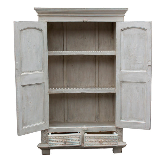 [[Whitewashed old teak wood cabinet with detailed carving///Armoire en vieux bois de teck blanchi à la chaux avec des sculptures détaillées]]