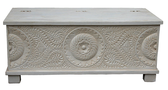 [[Whitewashed wooden chest with ornamental carving///Coffre en bois blanchi à la chaux avec sculpture décorative]]