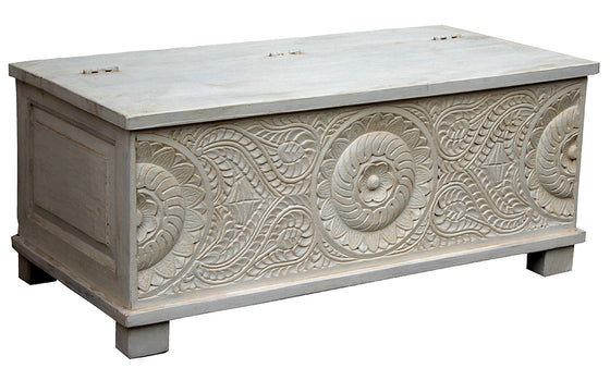 [[Whitewashed wooden chest with ornamental carving///Coffre en bois blanchi à la chaux avec sculpture décorative]]