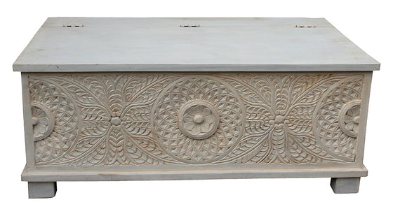 [[Whitewashed wooden chest with ornamental carving///Coffre en bois blanchi à la chaux avec sculpture décorative]]