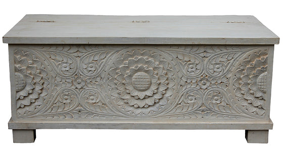 [[Whitewashed wooden chest with ornamental carving///Coffre en bois blanchi à la chaux avec sculpture décorative]]