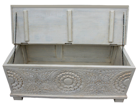 [[Whitewashed wooden chest with ornamental carving///Coffre en bois blanchi à la chaux avec sculpture décorative]]