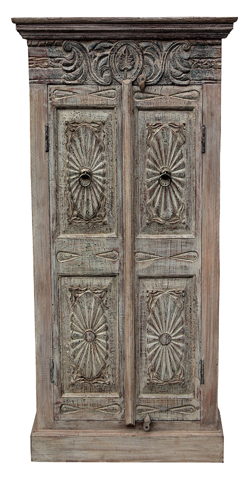 [[Pastel beige cabinet with old doors///Cabinet beige pastel avec des vieilles portes]]