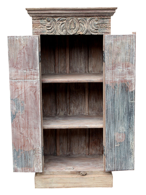 [[Pastel beige cabinet with old doors///Cabinet beige pastel avec des vieilles portes]]