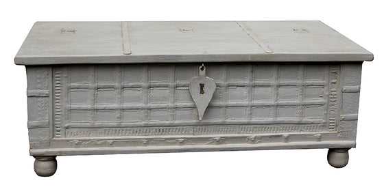 [[Whitewashed vintage Pitara chest///Coffre Pitara vintage blanchie à la chaux]]