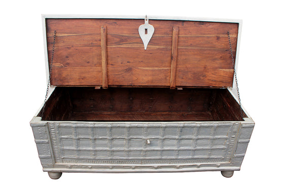 [[Whitewashed vintage Pitara chest///Coffre Pitara vintage blanchie à la chaux]]