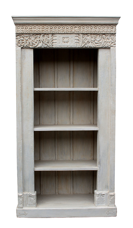 [[Whitewashed bookshelf with old Indian door frame///Bibliothèque blanchie à la chaux avec un vieux cadre de porte indien]]