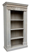 [[Whitewashed bookshelf with old Indian door frame///Bibliothèque blanchie à la chaux avec un vieux cadre de porte indien]]