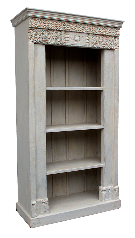 [[Whitewashed bookshelf with old Indian door frame///Bibliothèque blanchie à la chaux avec un vieux cadre de porte indien]]
