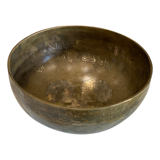 [[Old hand forged brass singing bowl///Ancien bol chant en cuivre forgé à la main]]