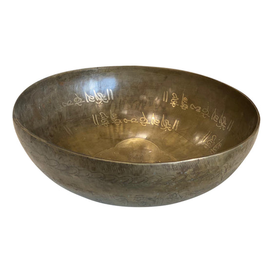 [[Hand forged brass singing bowl///Bol chantant en cuivre forgé à la main]]