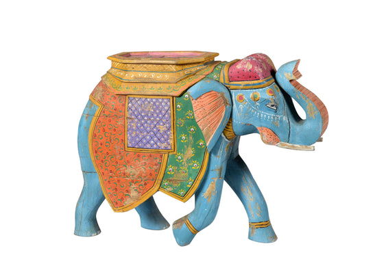 Colorful wooden elephant sculpture//Sculpture d'éléphant en bois colorée