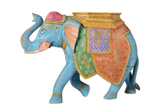 Colorful wooden elephant sculpture//Sculpture d'éléphant en bois colorée