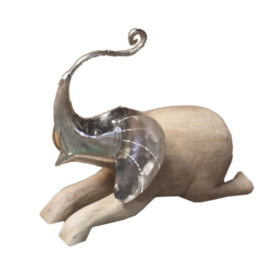 Natural hand carved resting elephant// Éléphant au repos naturel sculpté à la main