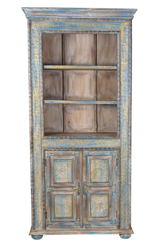 Pastel blue cabinet with brass decoration//Cabinet bleu pastel avec décor en laiton