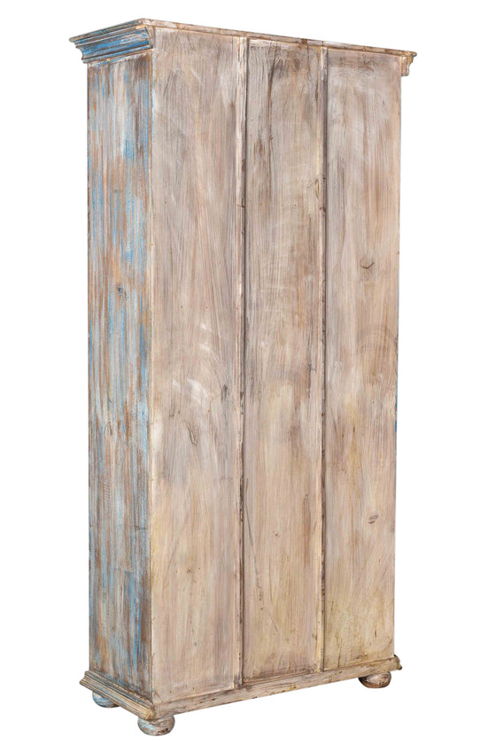 Pastel blue cabinet with brass decoration//Cabinet bleu pastel avec décor en laiton