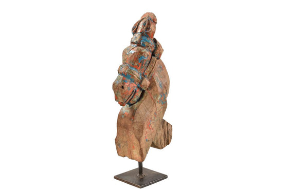 Old horse sculpture on stand//Ancienne sculpture de cheval sur pied