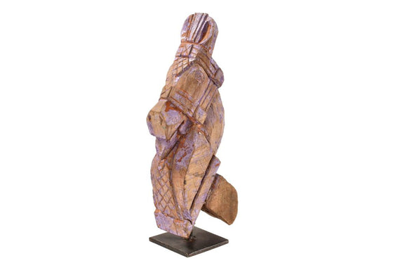 Old horse sculpture on stand//Ancienne sculpture de cheval sur pied