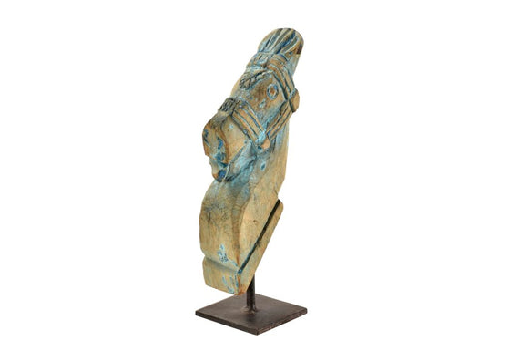 Old horse sculpture on stand//Ancienne sculpture de cheval sur pied