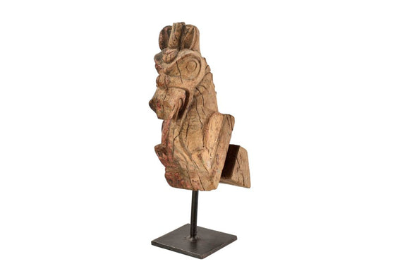 Old horse sculpture on stand//Sculpture ancienne de cheval sur pied