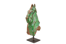  Old horse sculpture on stand//Ancienne sculpture de cheval sur pied