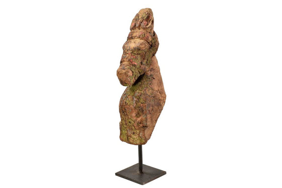 Old horse sculpture on stand//Ancienne sculpture de cheval sur pied