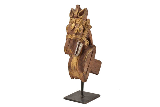 Old horse sculpture on stand//Ancienne sculpture de cheval sur pied