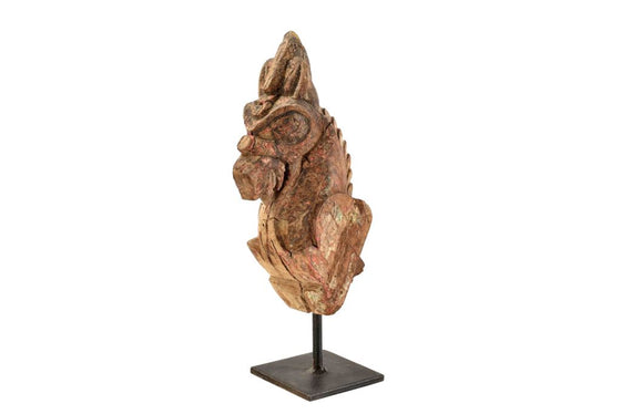 Old horse sculpture on stand//Ancienne sculpture de cheval sur pied