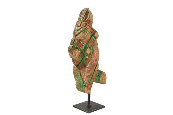 Old horse sculpture on stand//Ancienne sculpture de cheval sur pied