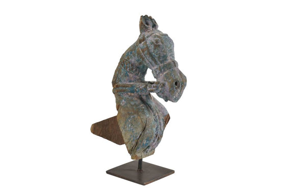 Old horse sculpture on stand//Ancienne sculpture de cheval sur pied