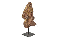  Old horse sculpture on stand//Sculpture ancienne de cheval sur pied