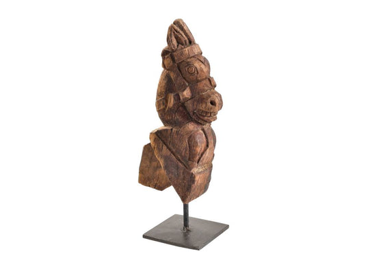 Old horse sculpture on stand//Sculpture ancienne de cheval sur pied