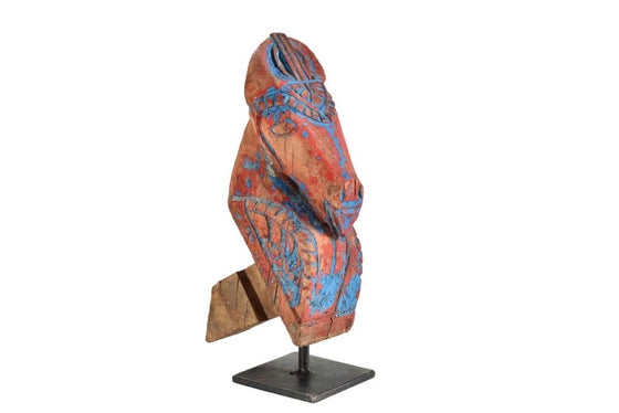Old horse sculpture on stand//Sculpture ancienne de cheval sur pied
